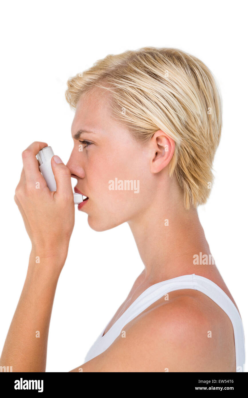 Asthmatische hübsche blonde Frau mit Inhalator Stockfoto
