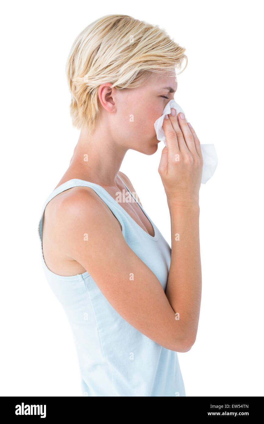 Attraktive Frau, die ihre Nase weht Stockfoto