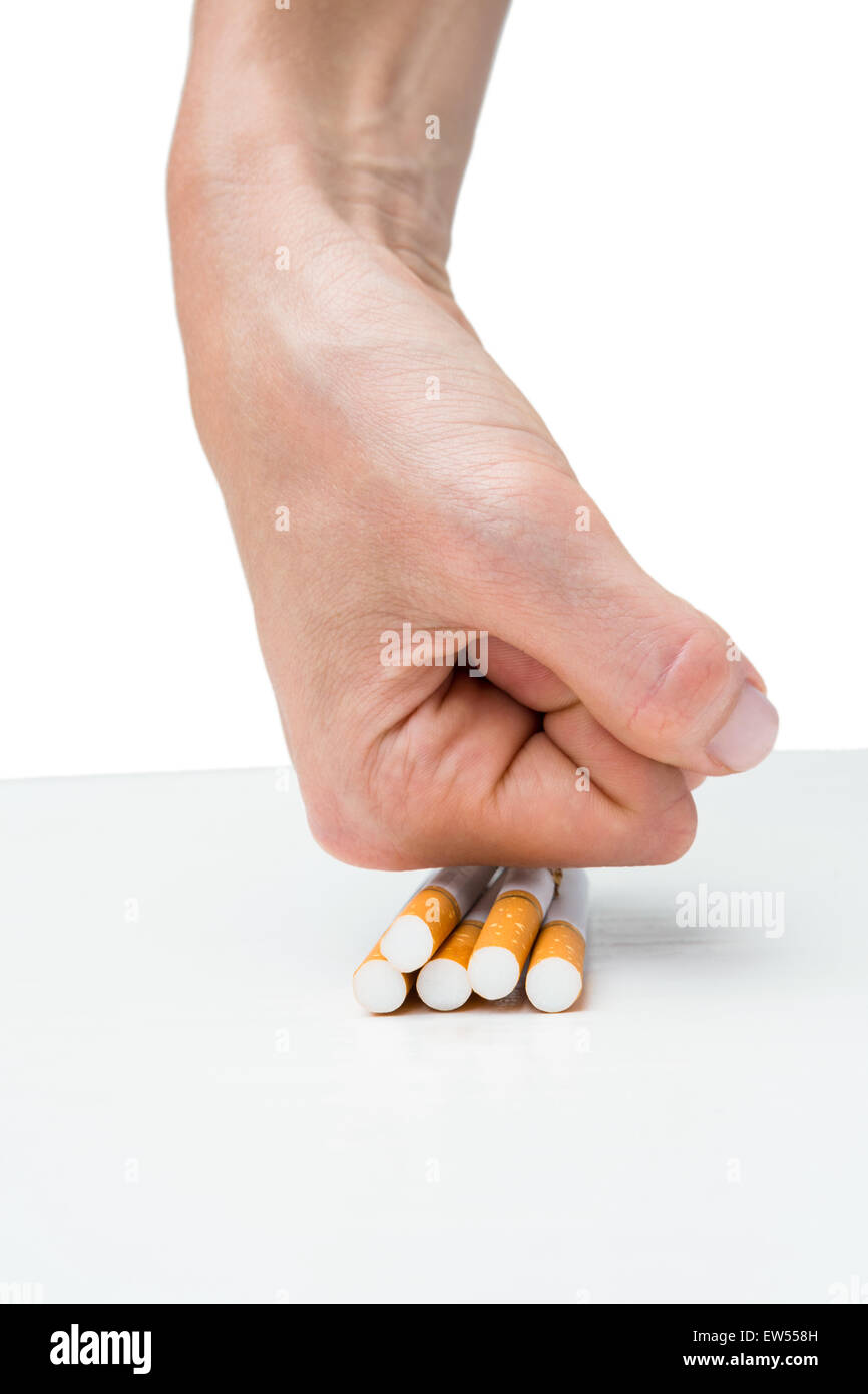 Hand quetschen Charge von Zigaretten Stockfoto