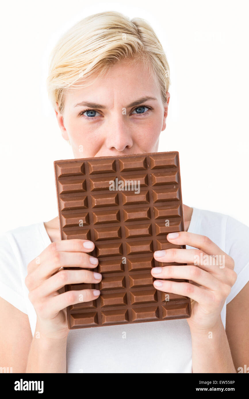 Attraktive Frau mit großen bar Schokolade Stockfoto