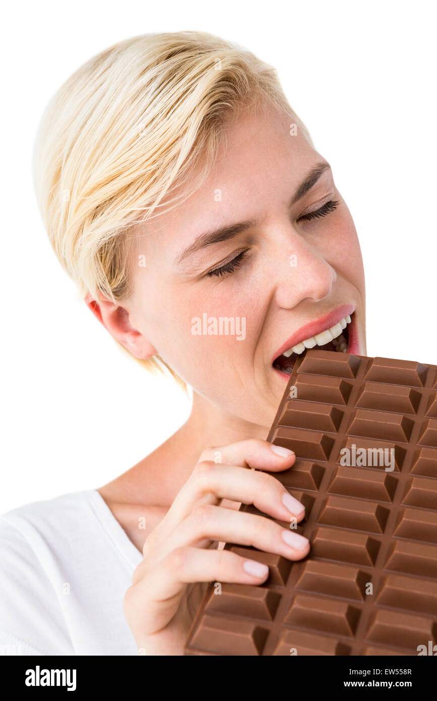 Attraktive Frau, die große Tafel Schokolade essen Stockfoto
