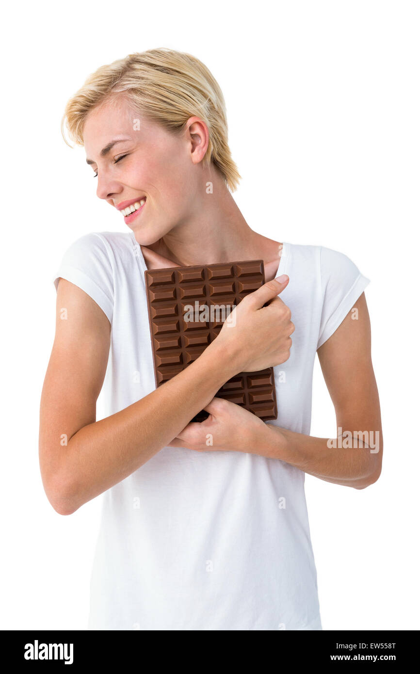Attraktive Frau umarmt Tafel Schokolade Stockfoto