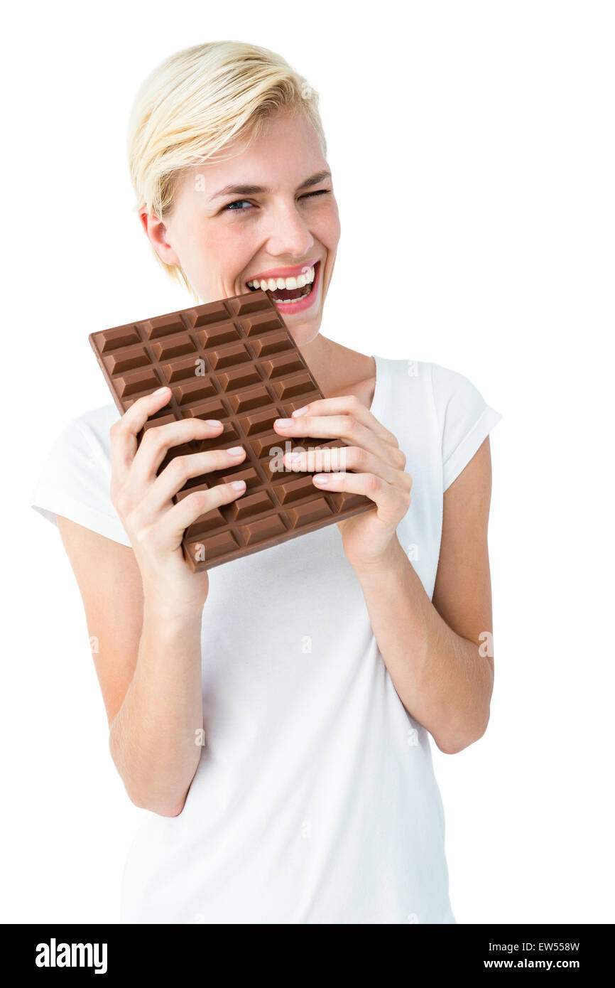 Attraktive Frau beißende Tafel Schokolade Stockfoto