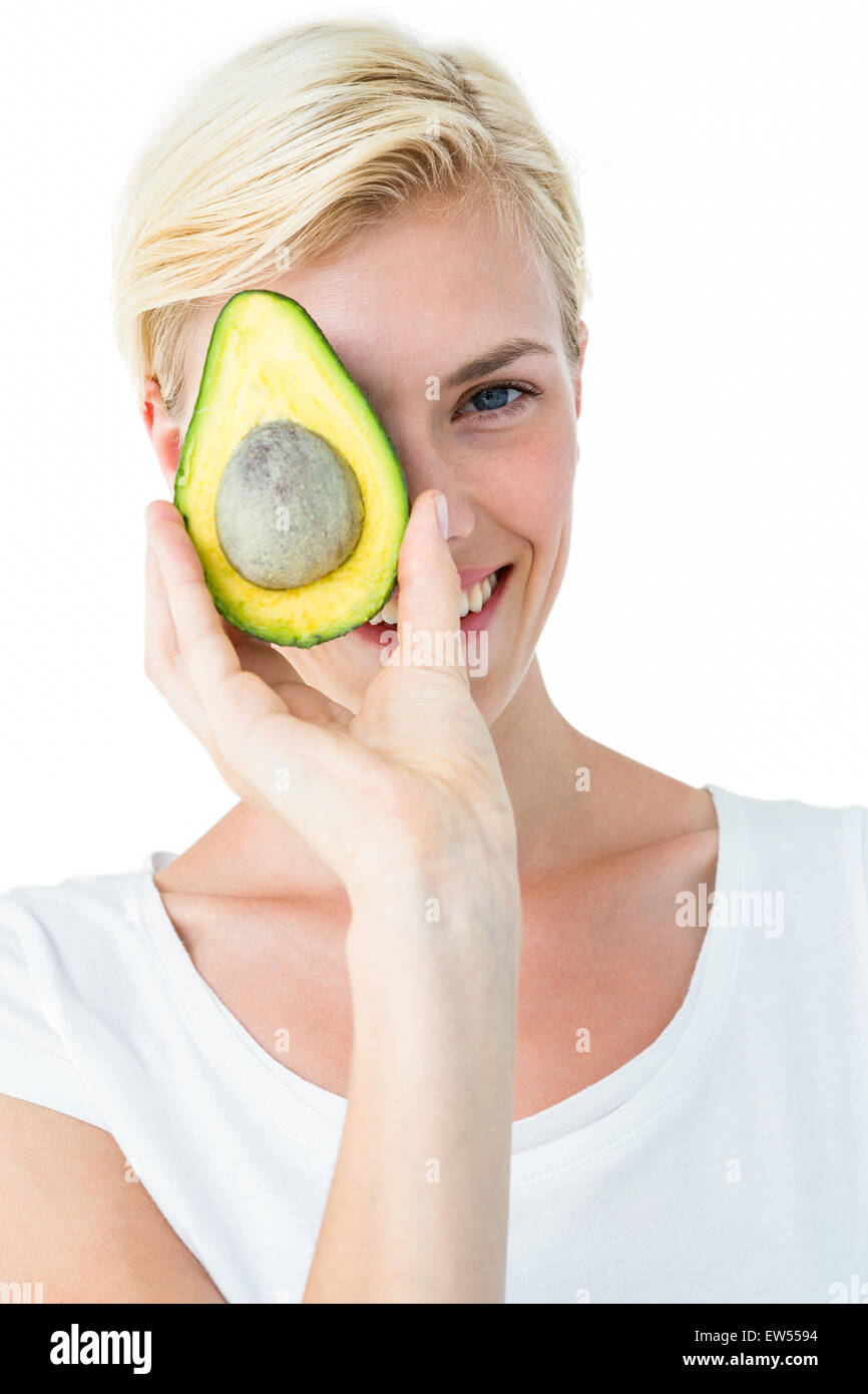 Attraktive Frau halten frische avocado Stockfoto