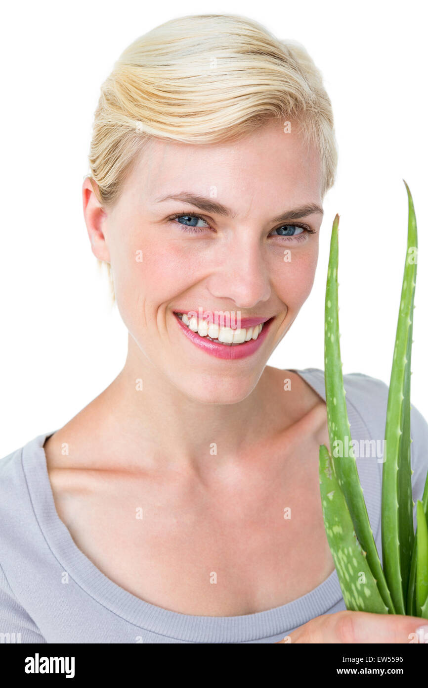 Attraktive Frau mit Aloe-Vera-Pflanze Stockfoto