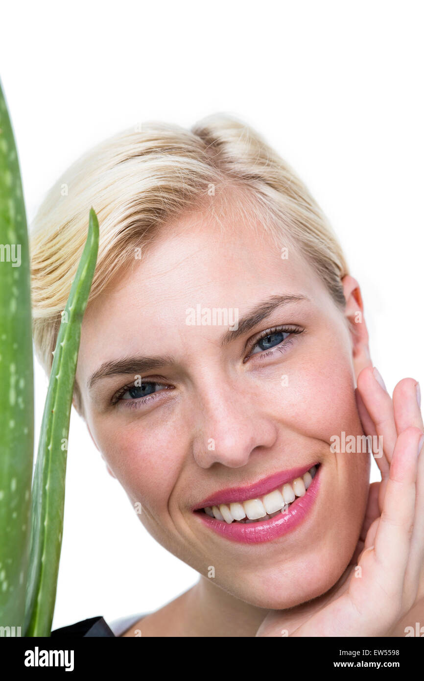 Attraktive Frau mit Aloe-Vera-Pflanze Stockfoto