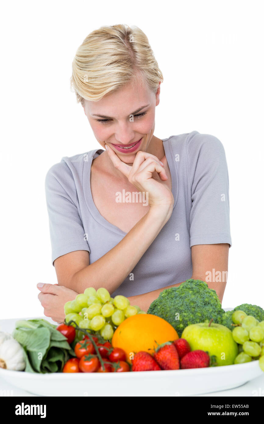 Glücklich blonde Frau sitzt über gesunde Ernährung Stockfoto