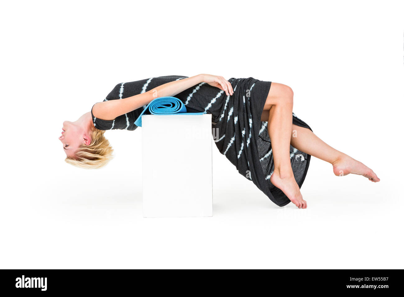 Attraktive blonde Frau auf weißer Block liegend Stockfoto
