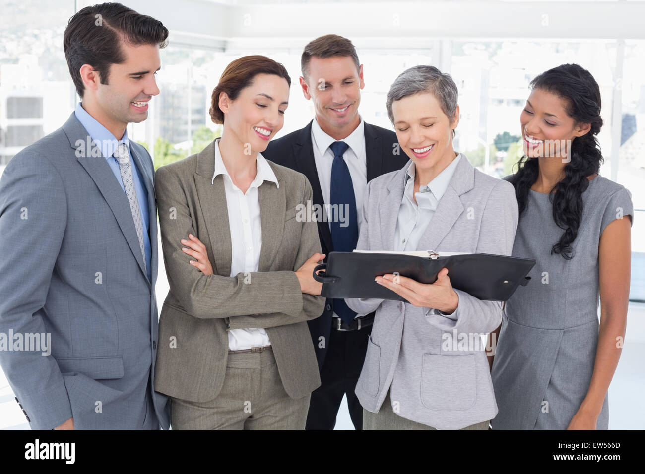 Geschäftsleute, die gemeinsam im Notizbuch Stockfoto