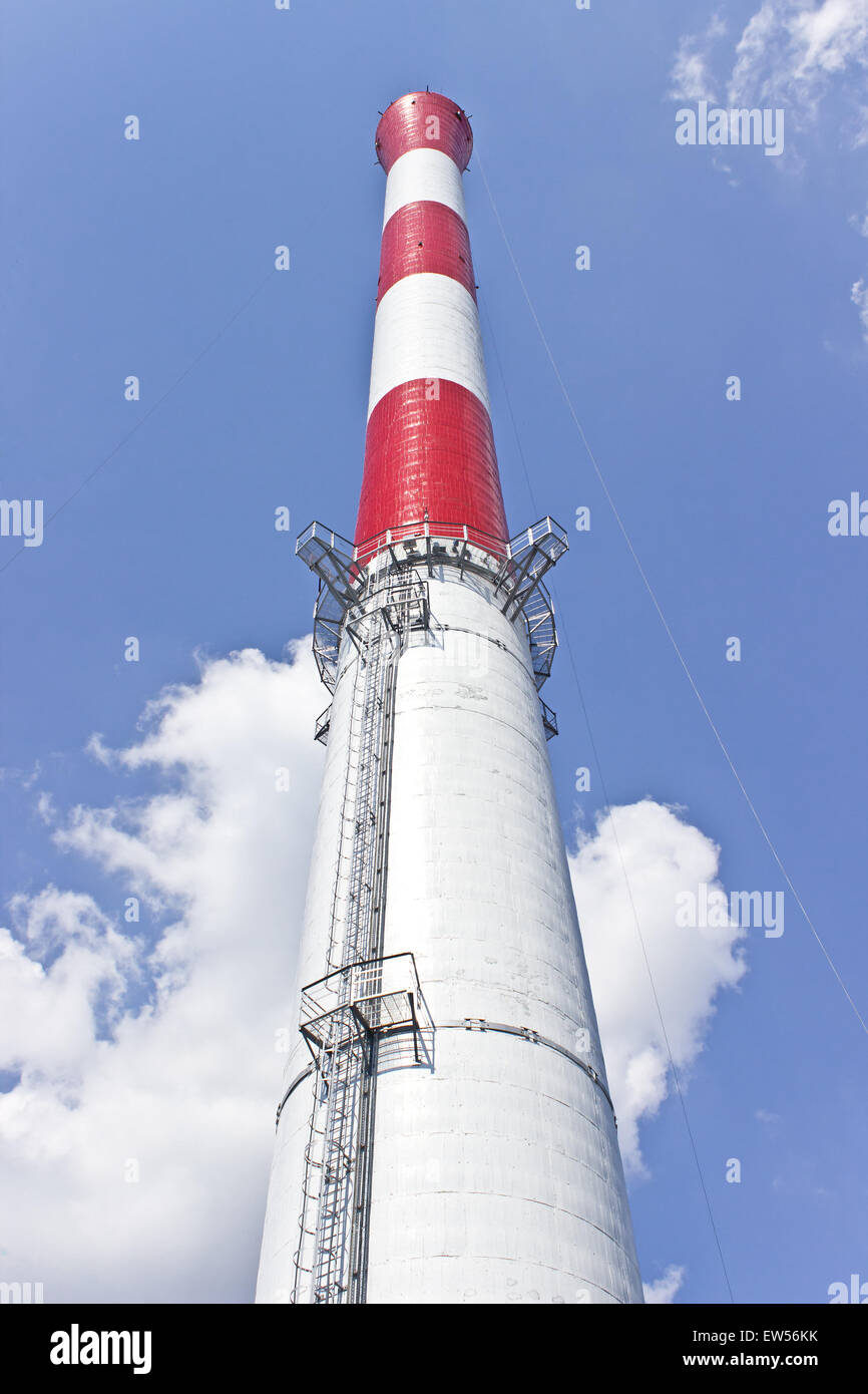 Rote und weiße Fabrikschornsteinen über blauen Himmel Stockfoto