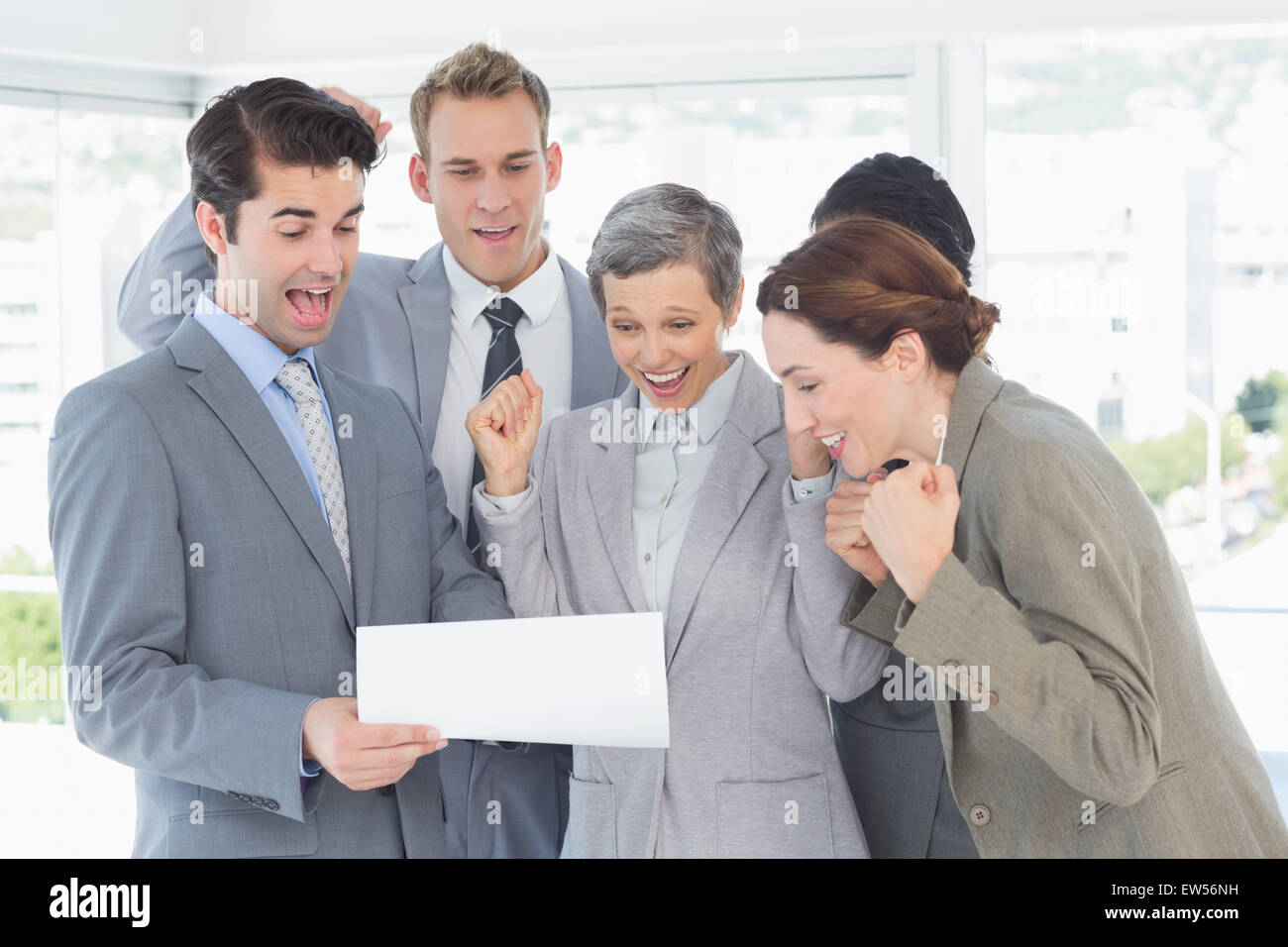 Business-Team feiert einen neuen Vertrag Stockfoto