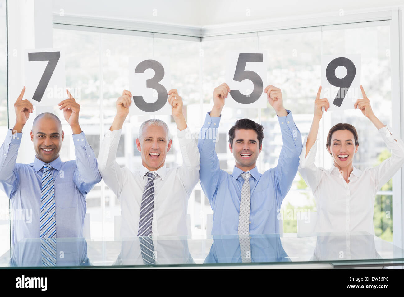 Lächelnde Business-Team zeigt Papier mit Bewertung Stockfoto