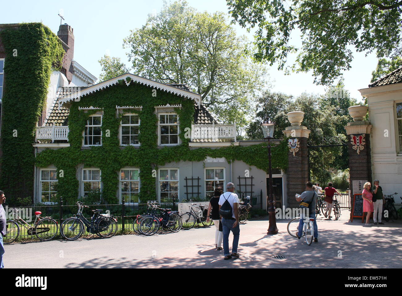 Amsterdam netherlands people stroll on Fotos und Bildmaterial in