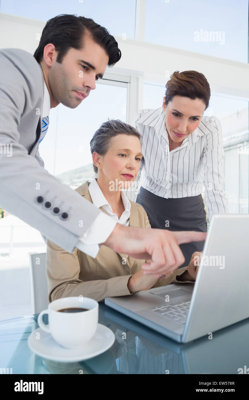 Geschäftspartnern auf laptop Stockfoto