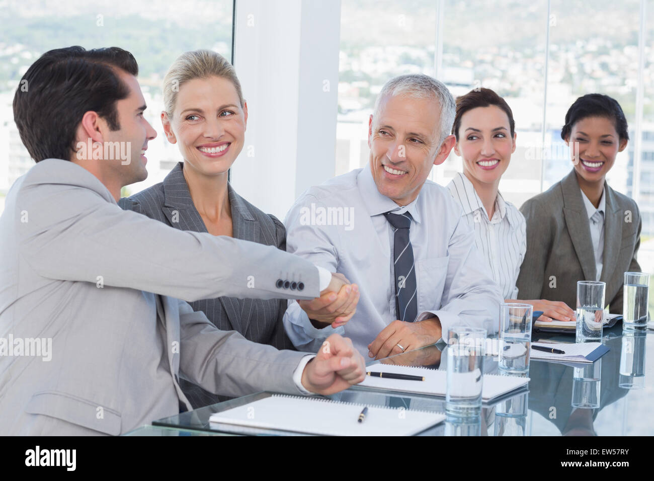 Geschäftsleute, schütteln ihre Hände während der Konferenz Stockfoto