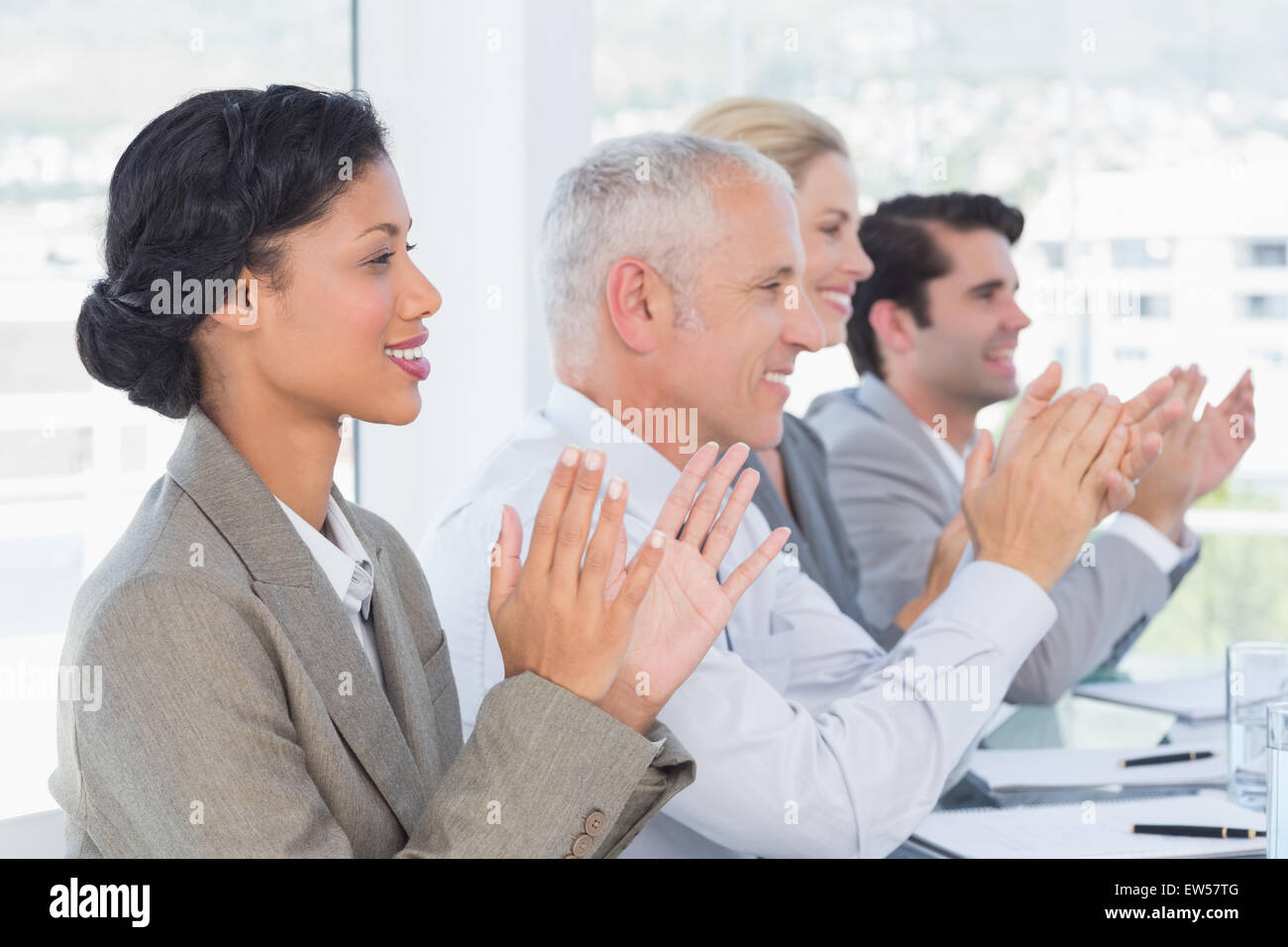 Business-Team während der Konferenz applaudieren Stockfoto
