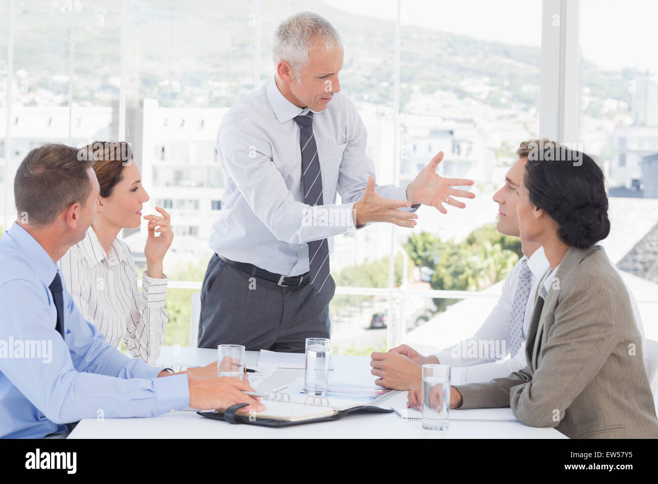 Geschäftsmann anschreien sein team Stockfoto