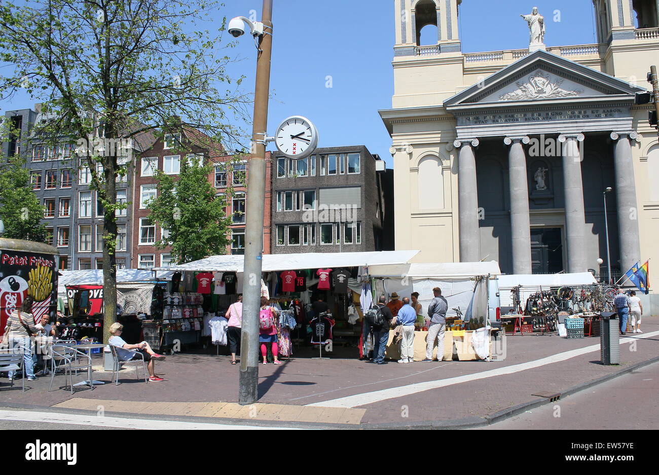 Moses und Aaron Church (Mozes En Aäronkerk) am Waterlooplein quadratisch, Amsterdam, The Netherlands, Markt im Gange Stockfoto