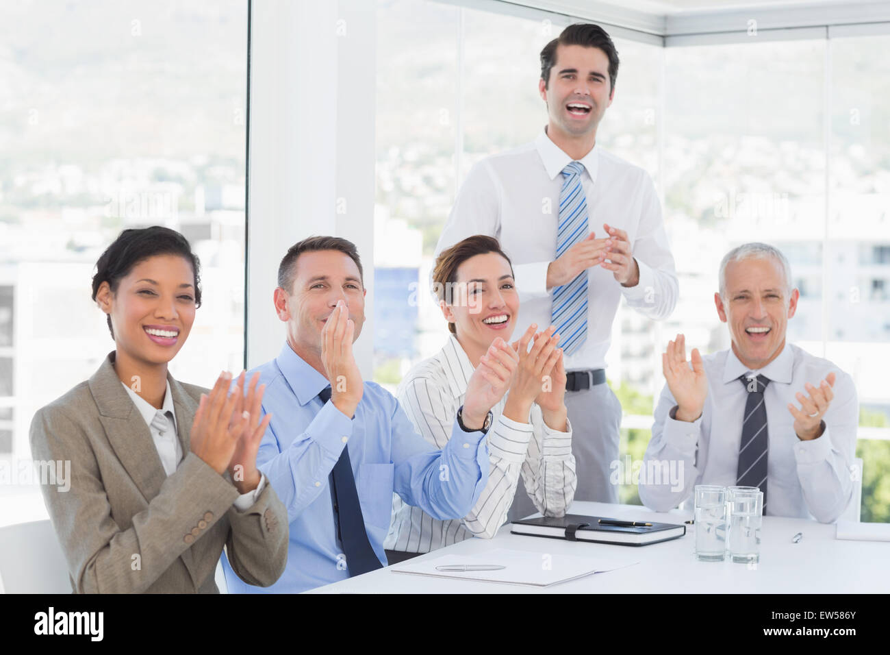 Business-Team während der Konferenz applaudieren Stockfoto