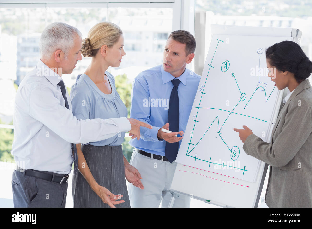 Business-Team sprechen über die Grafik auf dem whiteboard Stockfoto