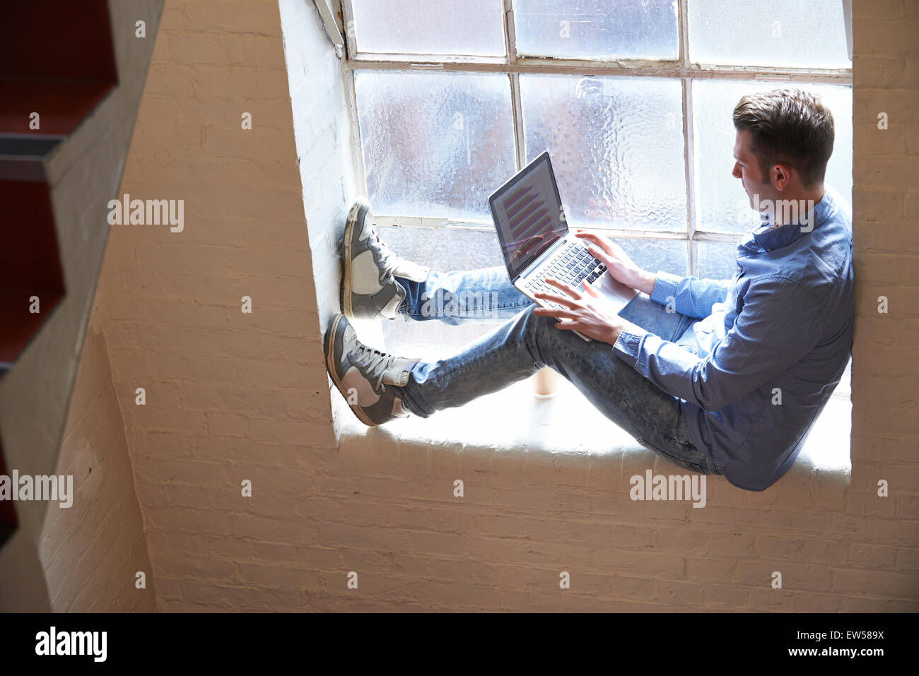Leger gekleidet Geschäftsmann arbeiten auf Treppen im Büro Stockfoto