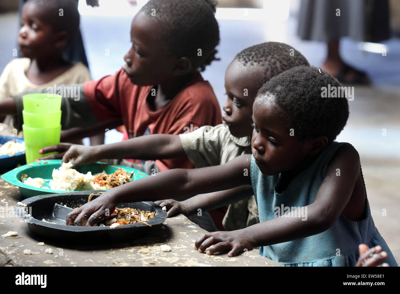Fütterung für Waisenkinder in einem Center laufen von der katholischen Kirche, Gemeinde Chifubu in Ndola, Sambia, Afrika Stockfoto