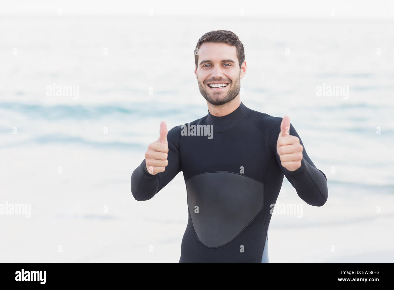 Mann im Anzug an einem sonnigen Tag Stockfoto