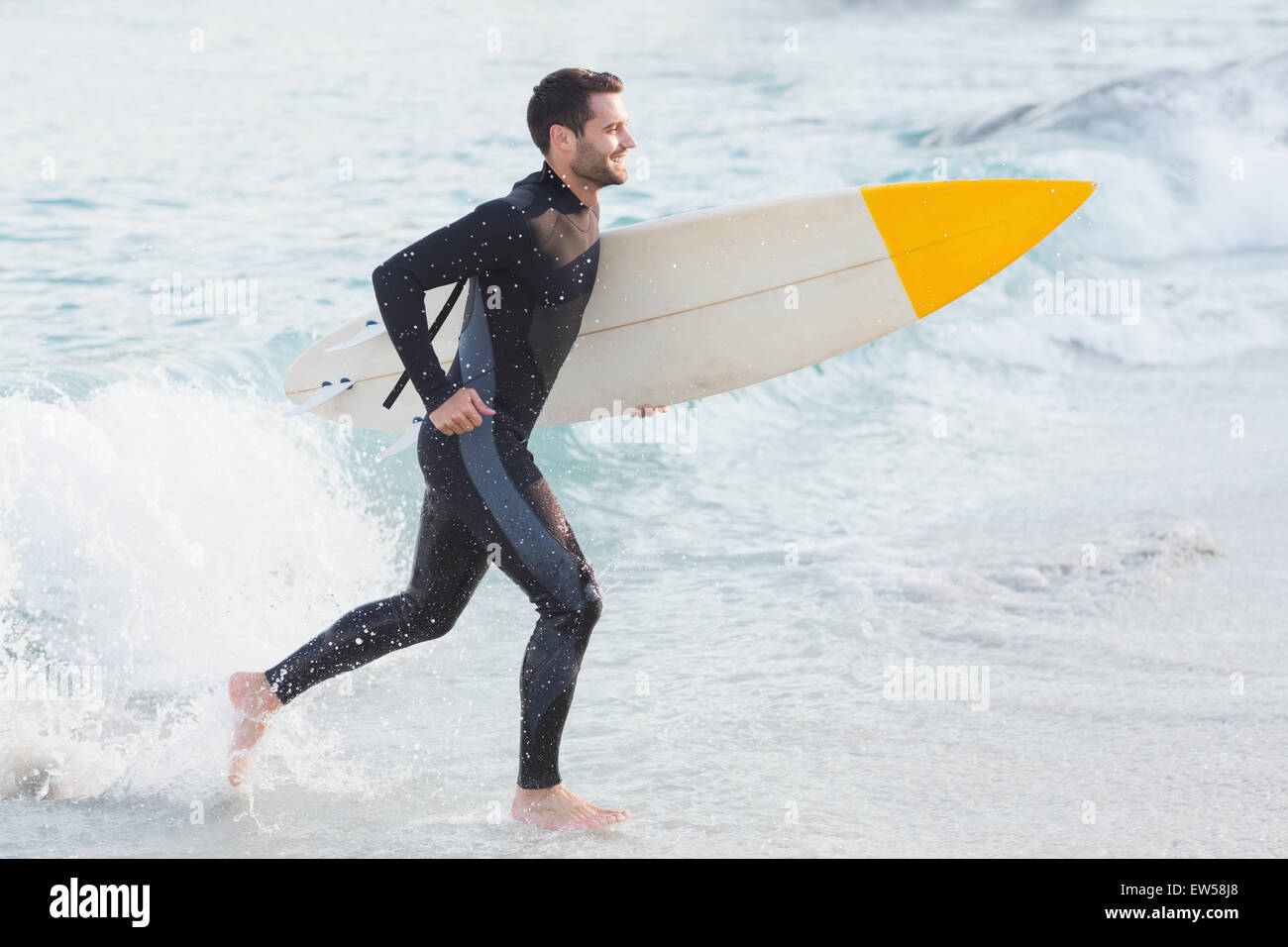 Mann im Anzug mit einem Surfbrett an einem sonnigen Tag Stockfoto