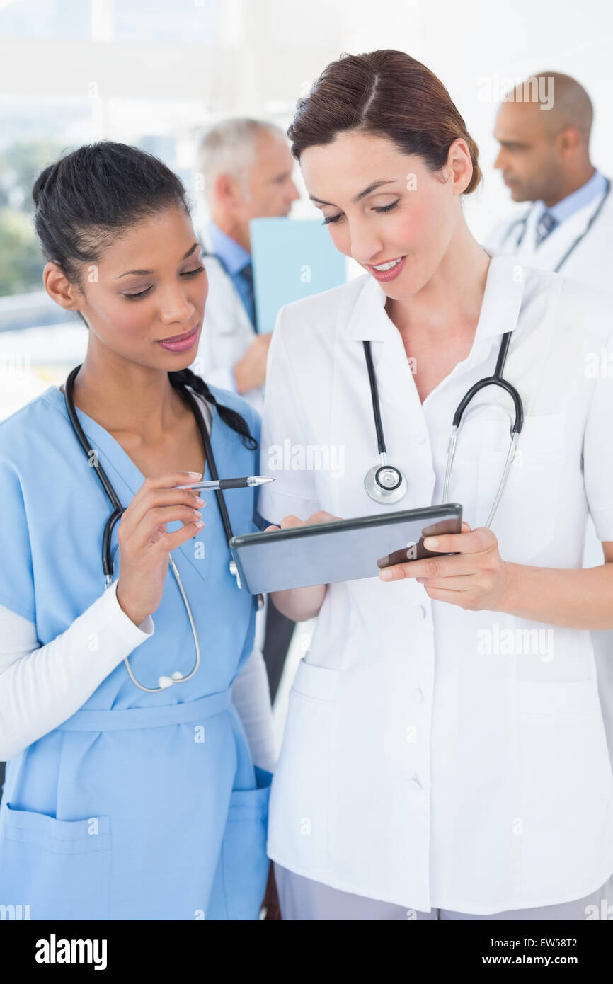 Schöne weibliche Ärzte gemeinsam mit tablet Stockfoto