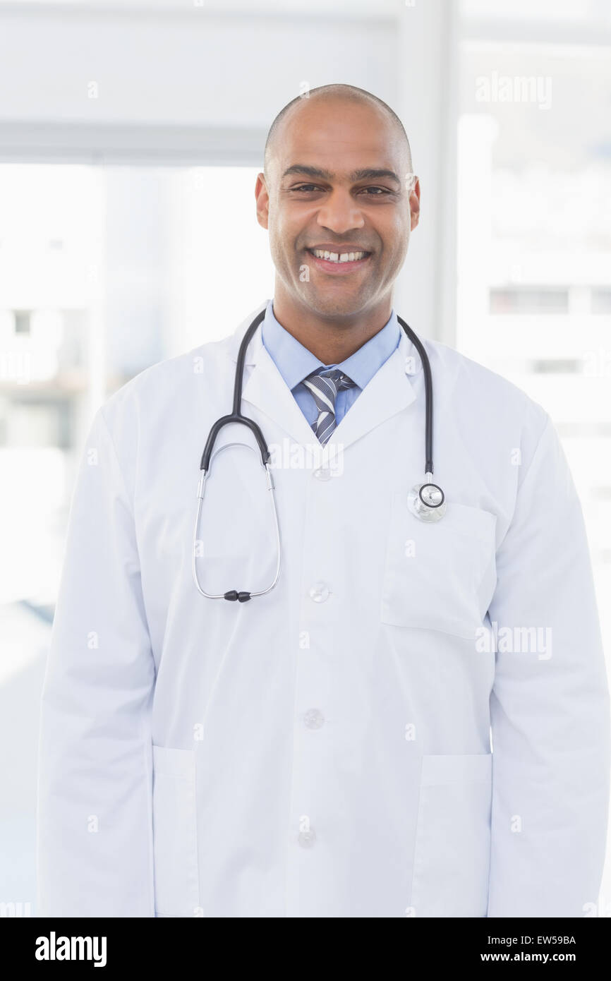 Zuversichtlich männlichen Arzt lächelnd in die Kamera Stockfoto