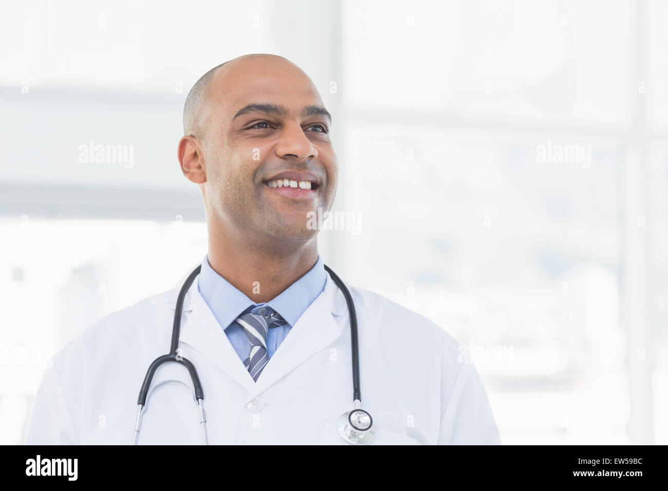 Zuversichtlich männlichen Arzt lächelnd Stockfoto