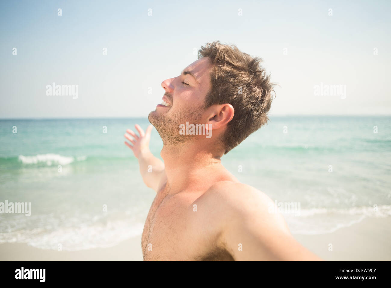 Glücklicher Mann Entspannung direkt am Meer Stockfoto