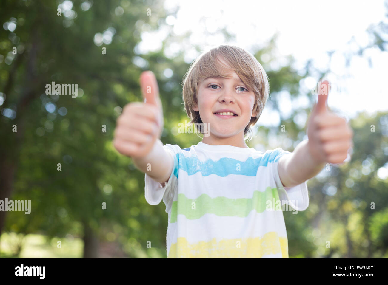 Fröhlicher Junge lächelnd in die Kamera Stockfoto