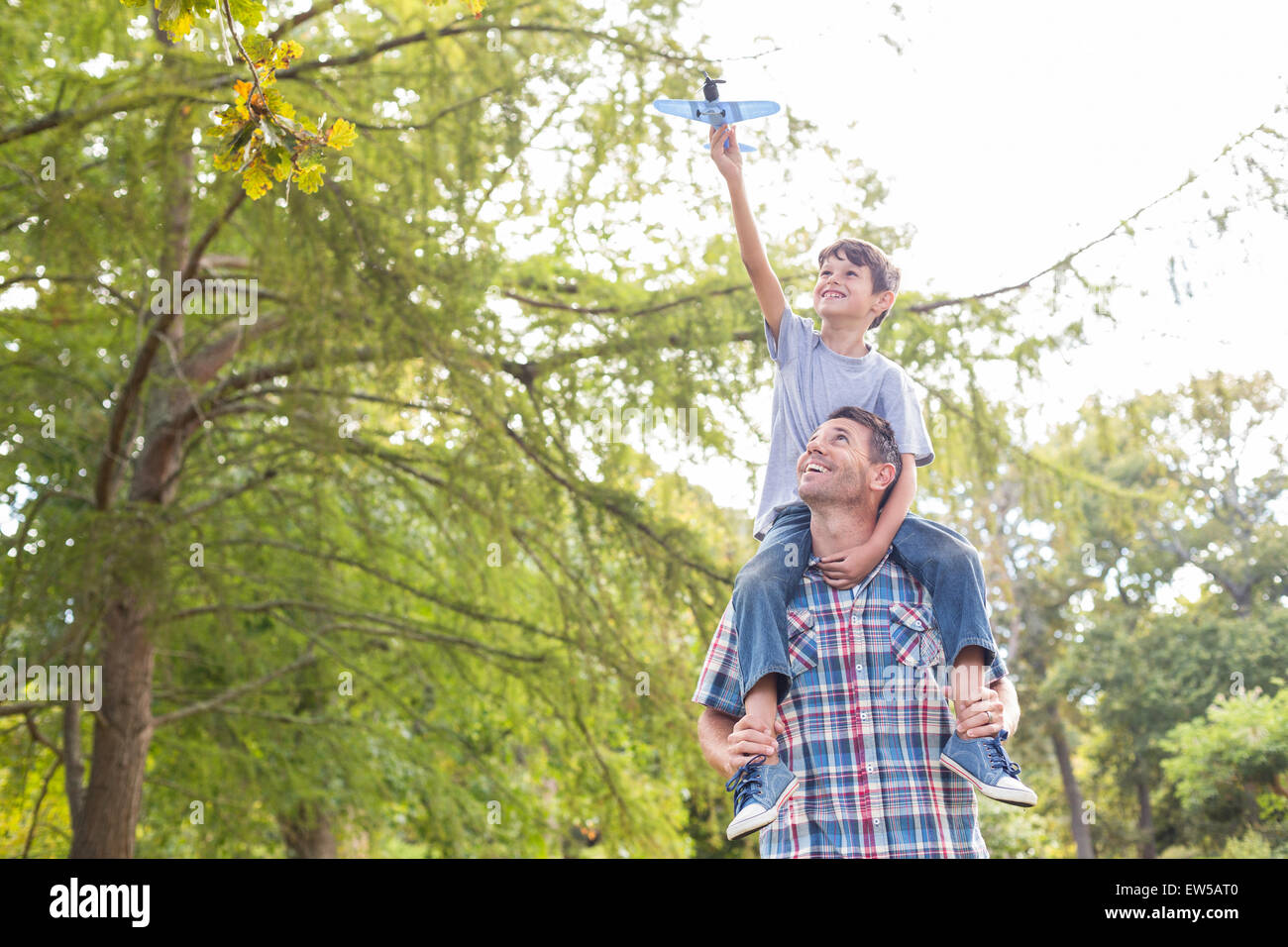 Vater und Sohn Spaß im park Stockfoto