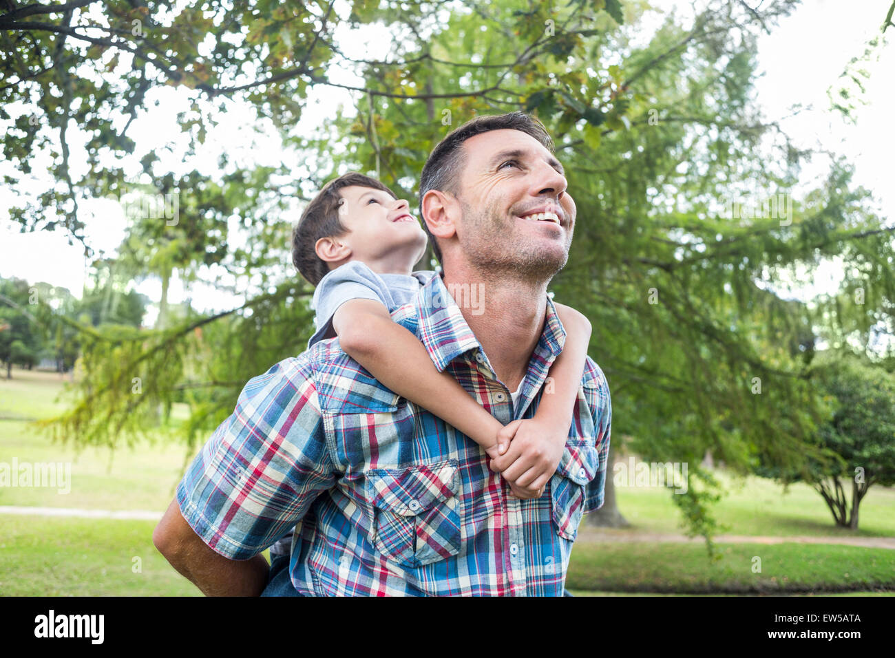 Vater und Sohn Spaß im park Stockfoto