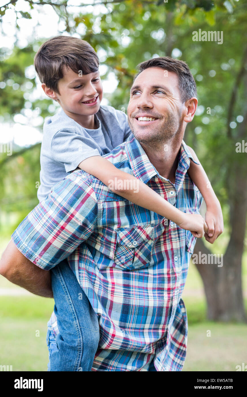 Vater und Sohn Spaß im park Stockfoto