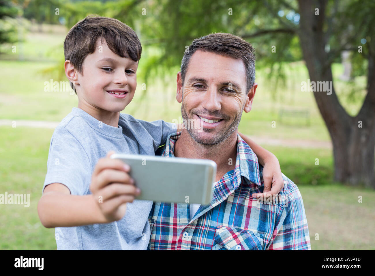 Vater und Sohn nehmen ein Selbstporträt im park Stockfoto