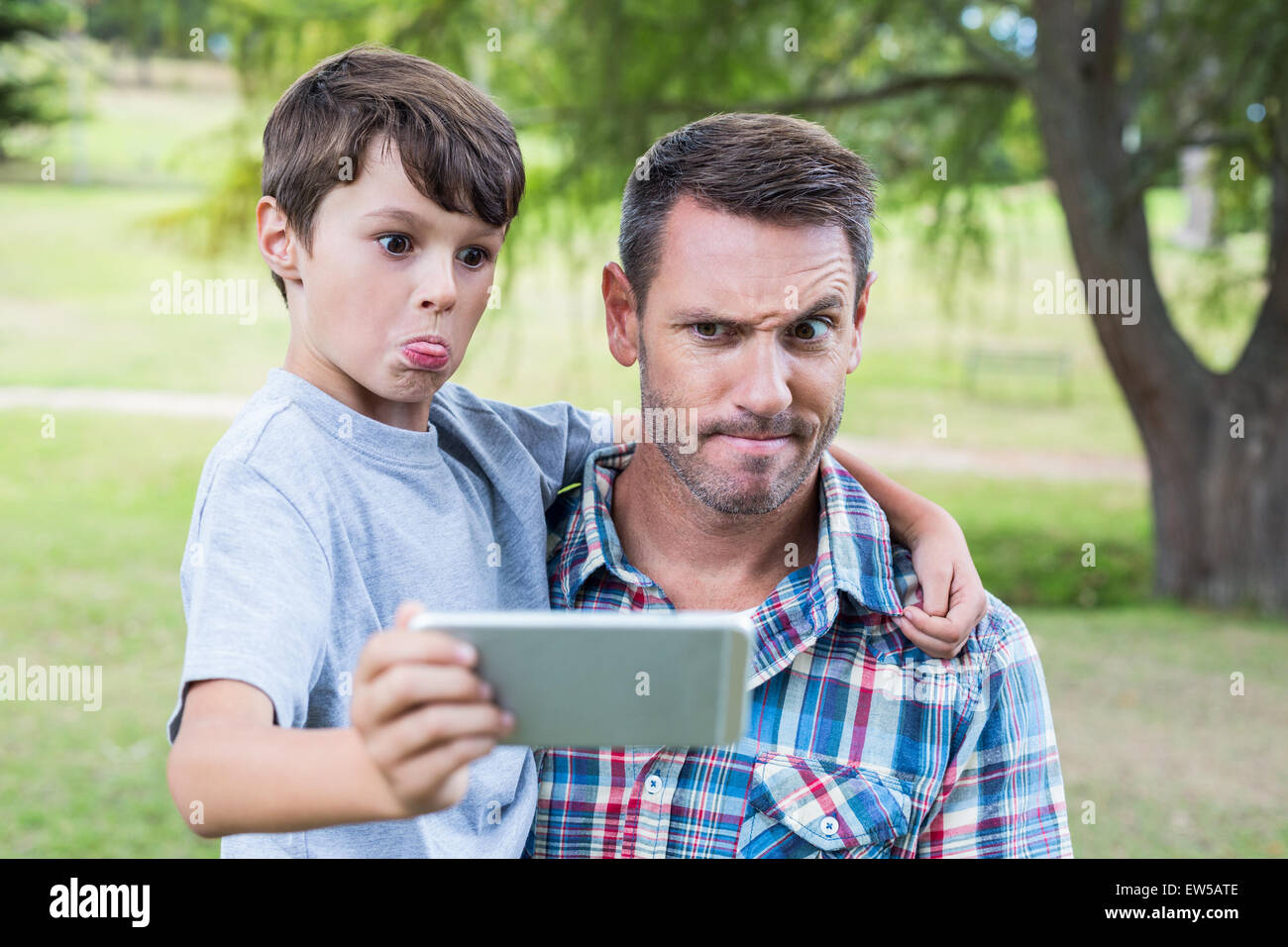 Vater und Sohn nehmen ein Selbstporträt im park Stockfoto