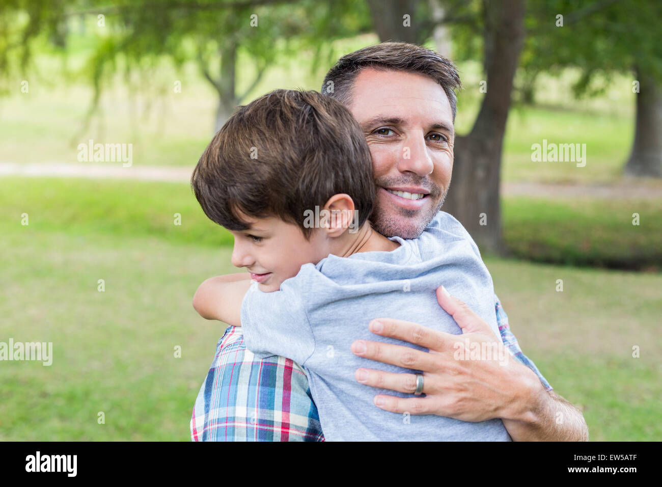 Vater und Sohn umarmt im park Stockfoto