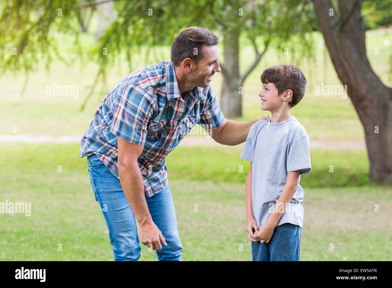 Vater und Sohn Spaß im park Stockfoto