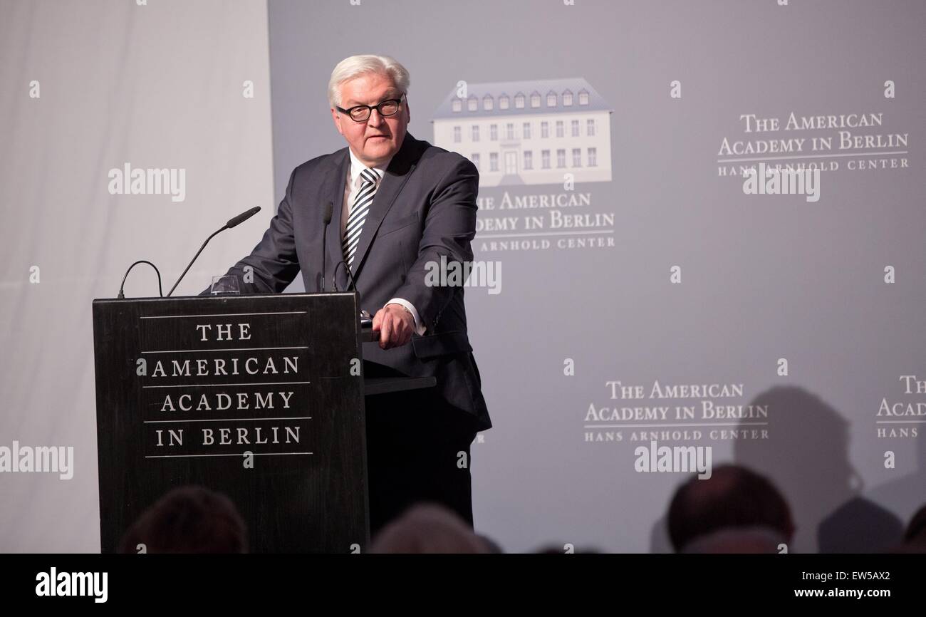 Berlin, Deutschland. 17. Juni 2015. Der deutsche Außenminister Frank-Walter Steinmeier liefert eine Laudatio für ehemalige deutsche Außenminister Hans-Dietrich Genscher bei Vergabe von Henry Kissinger Preis in Berlin, Deutschland, 17. Juni 2015. Foto: Jörg Stockfoto