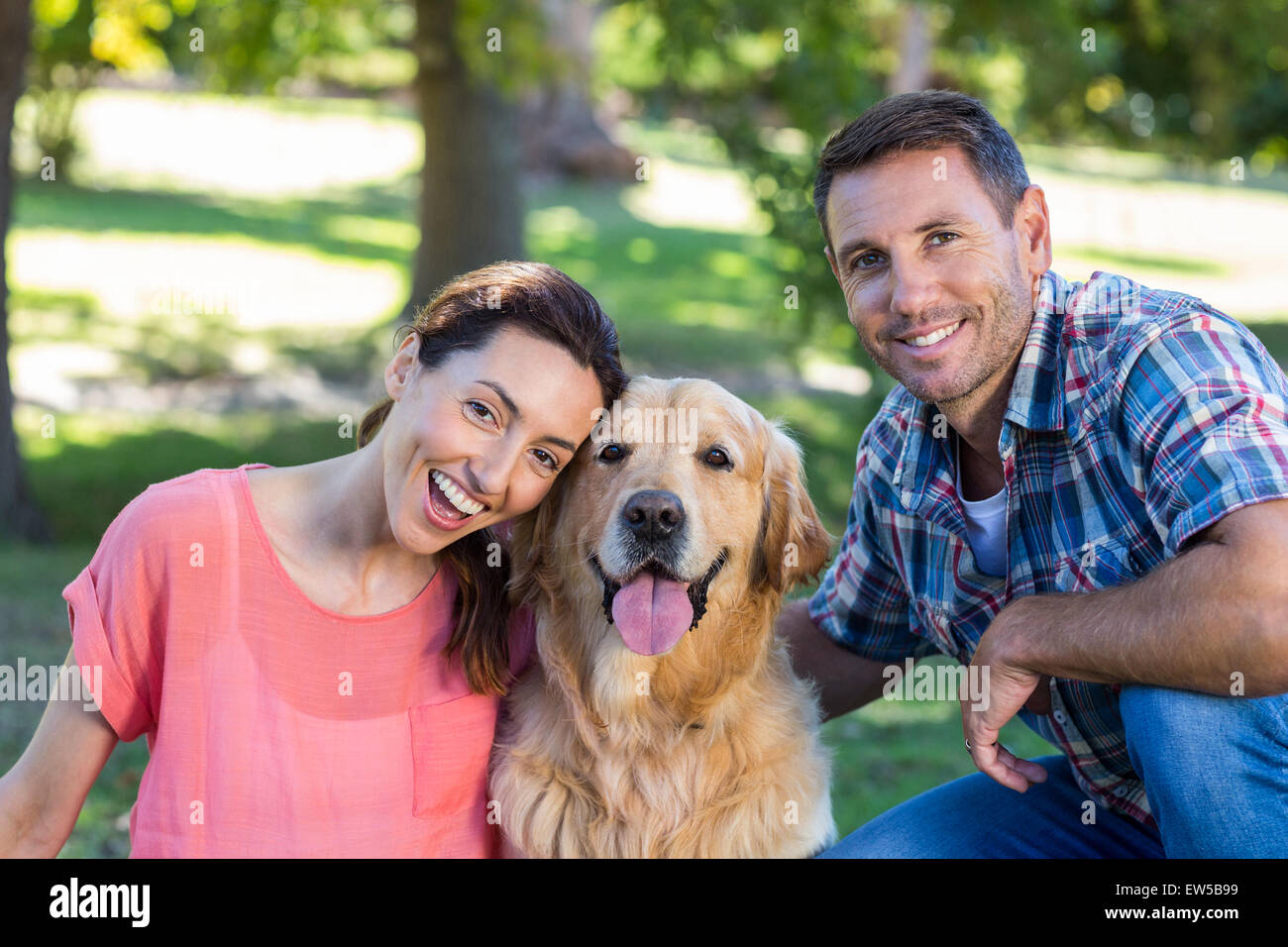 Brautpaar mit ihrem Hund im park Stockfoto