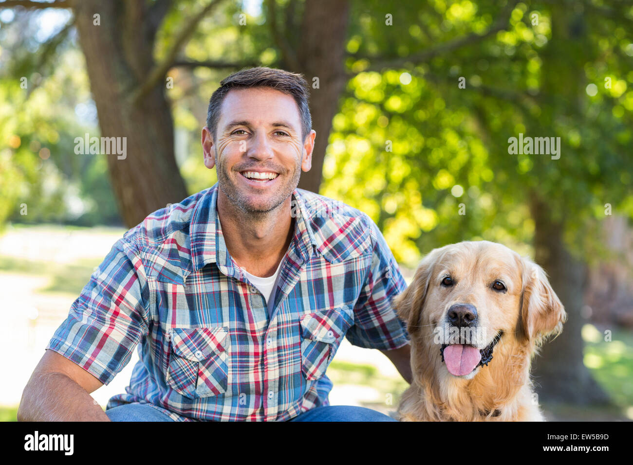 Glücklicher Mann mit seinem Hund im park Stockfoto