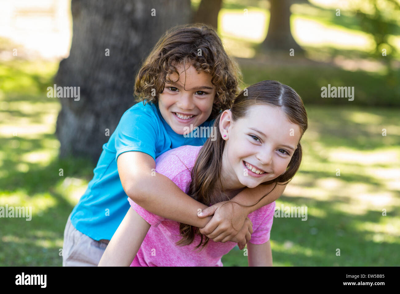Kleinen Geschwister in die Kamera Lächeln Stockfoto