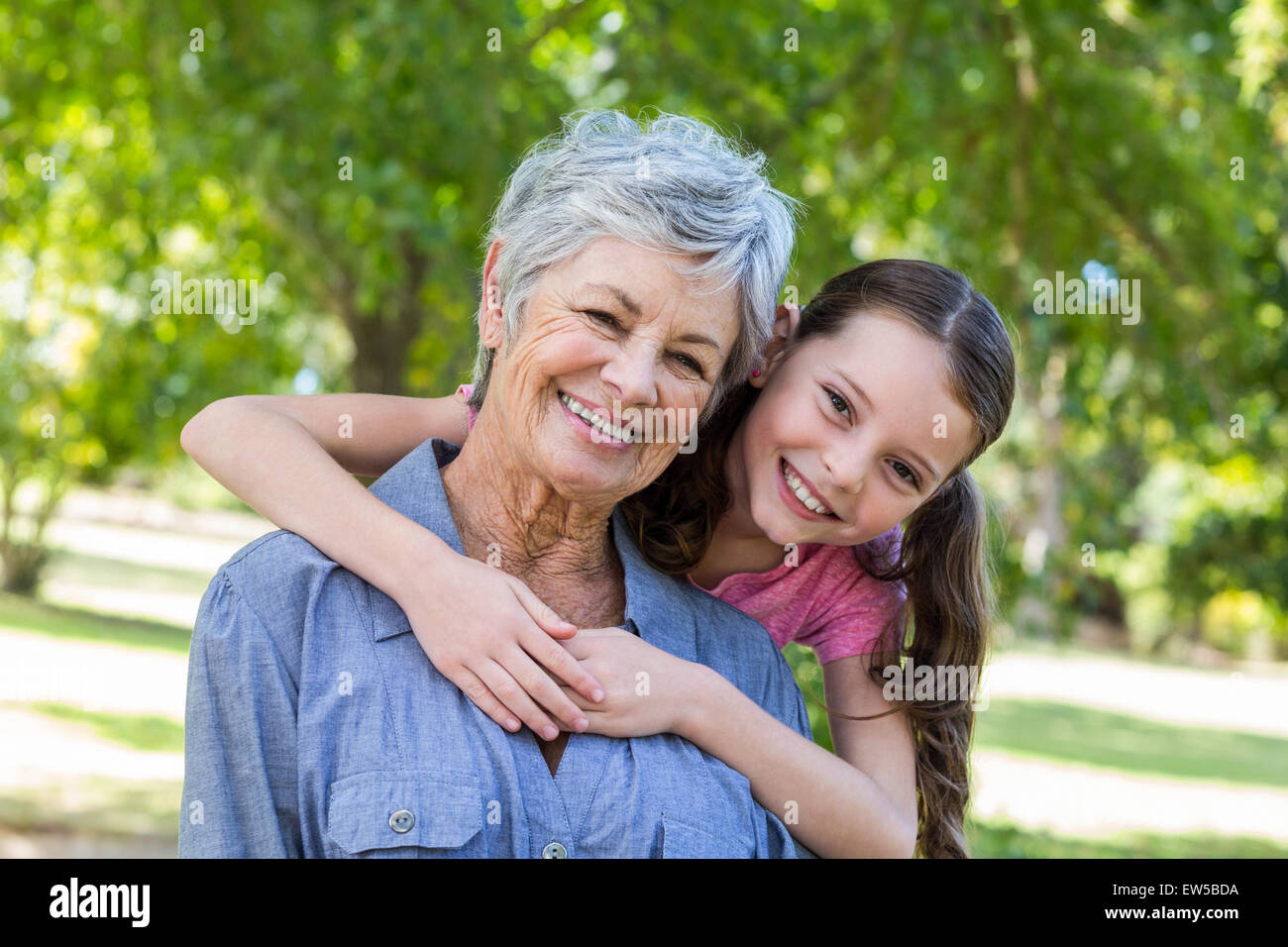 Enkelin und Großmutter smilling Stockfoto