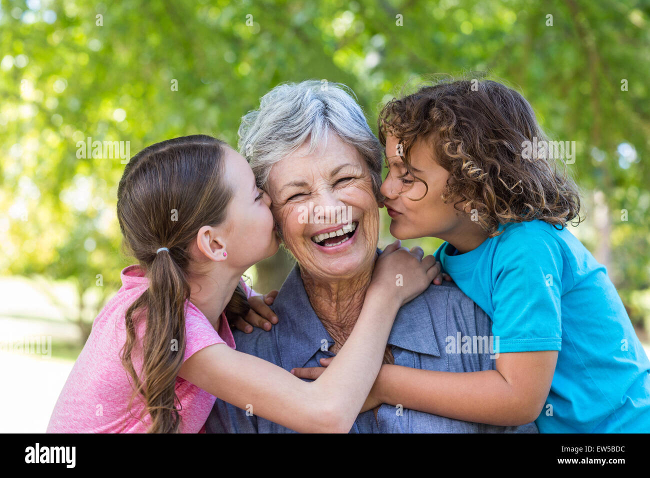 Großfamilie lächelnd und küssen in einem park Stockfoto