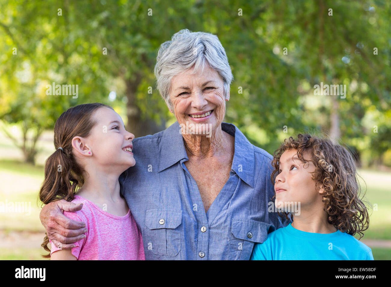 Großfamilie lächelnd und küssen in einem park Stockfoto