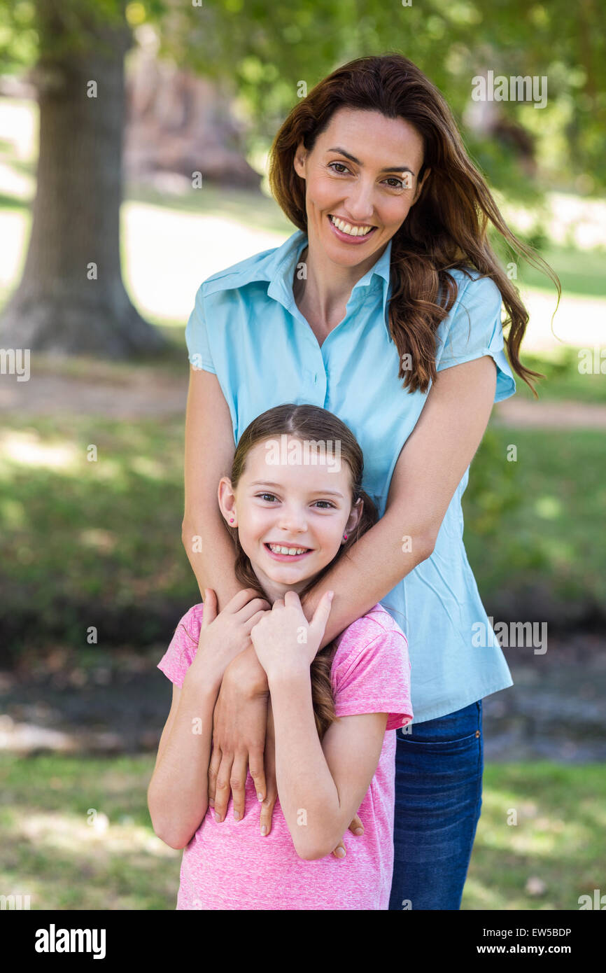 Glückliche Mutter und Tochter lächelnd in die Kamera Stockfoto