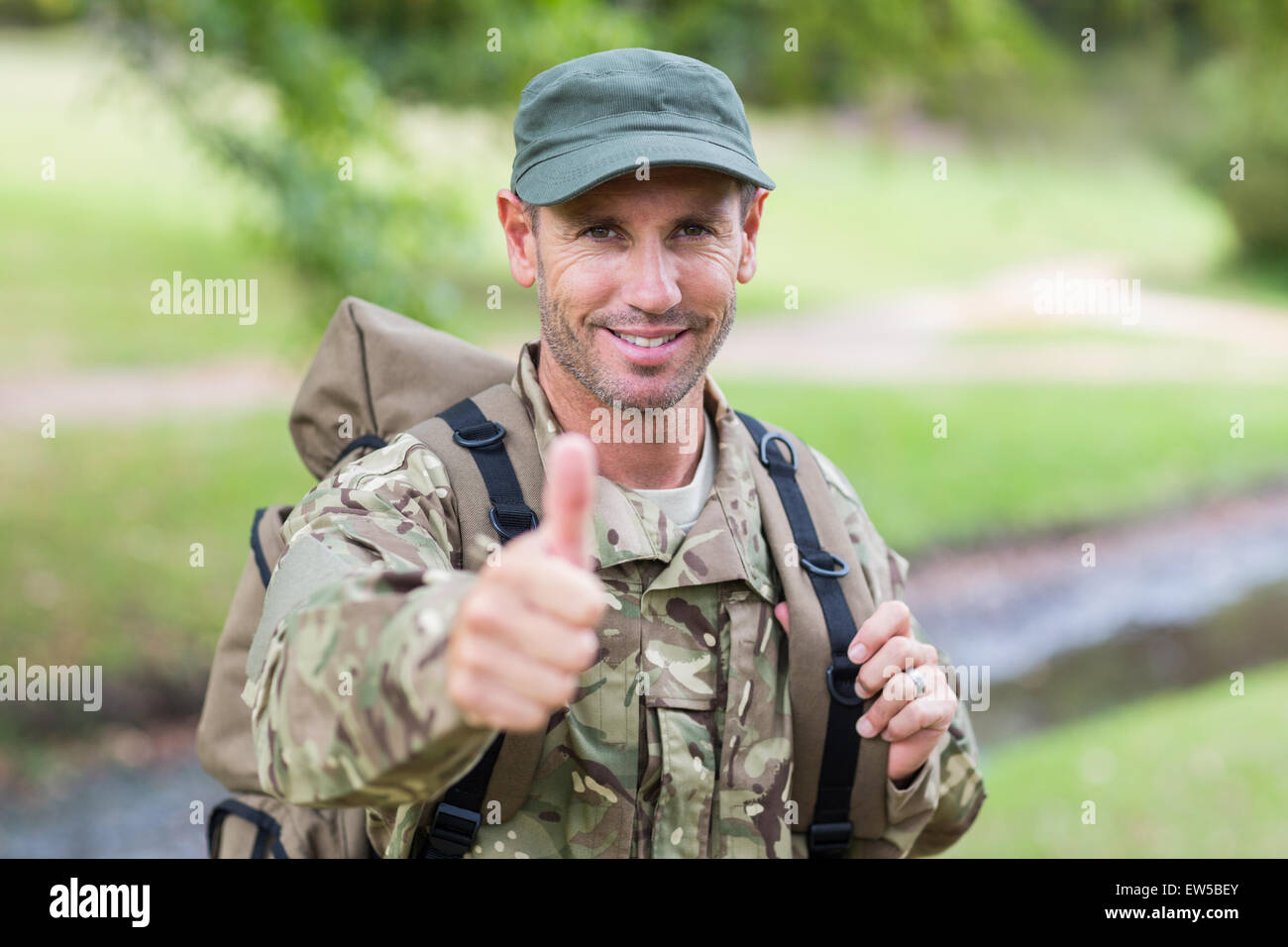 Soldat auf Kamera Daumen nachschlagen Stockfoto