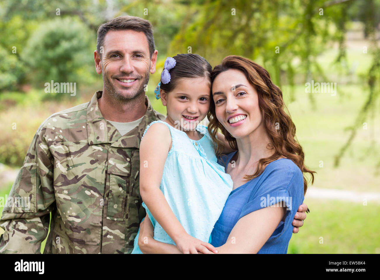 Hübscher Soldat mit Familie vereint Stockfoto